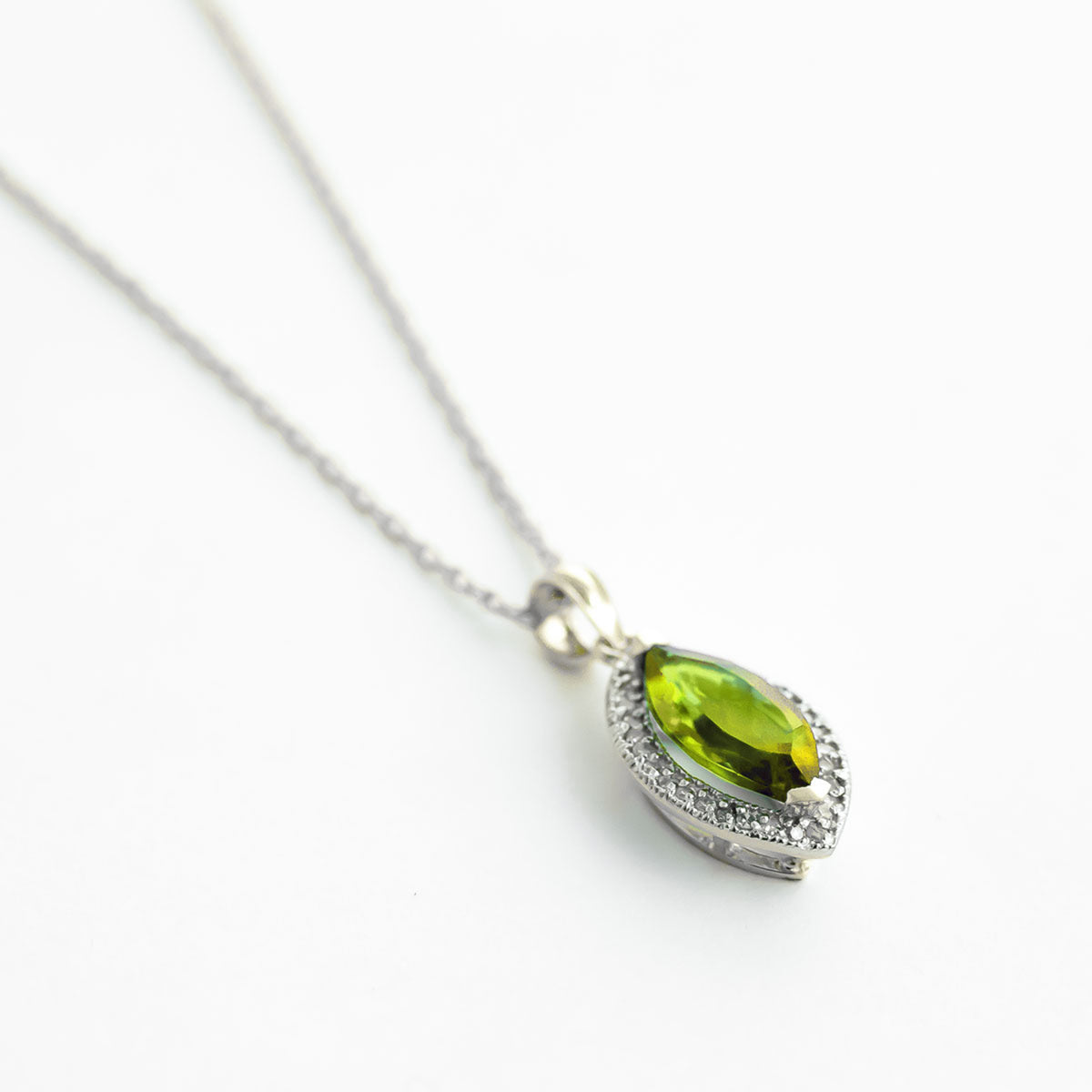 14k White Gold Diamond & Peridot Pendant Necklace V670